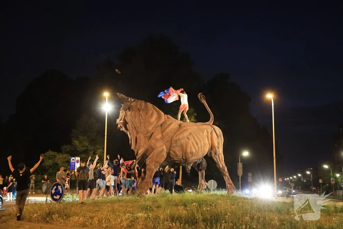 Voetbalsupporters vieren feest bij de Stier