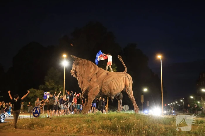 Voetbalsupporters vieren feest bij de Stier