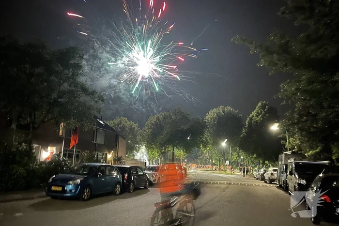 Voetbalsupporters vieren feest op rotonde