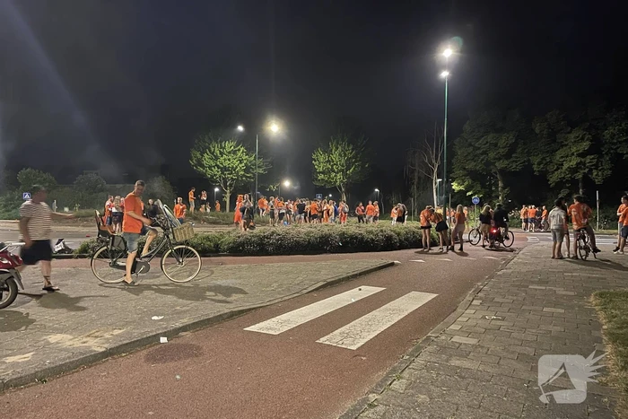 Voetbalsupporters vieren feest op rotonde