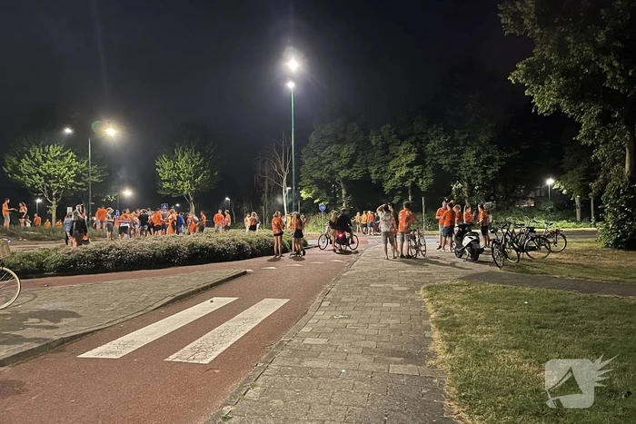 Voetbalsupporters vieren feest op rotonde