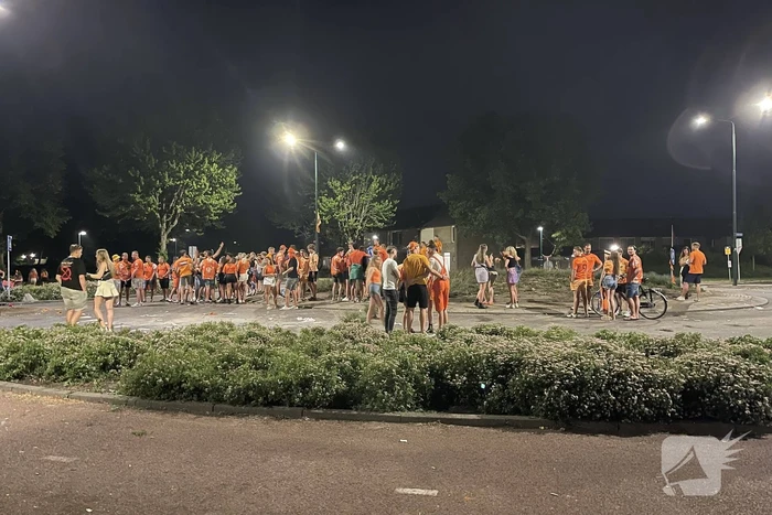 Voetbalsupporters vieren feest op rotonde