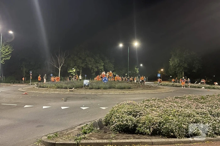 Voetbalsupporters vieren feest op rotonde
