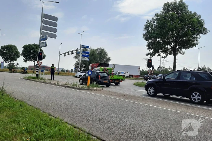 Auto rijdt door na ongeval op kruising