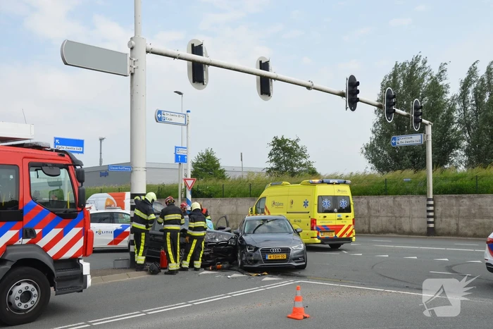 Auto's botsen op kruising