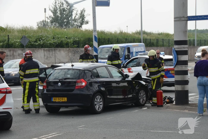 Auto's botsen op kruising