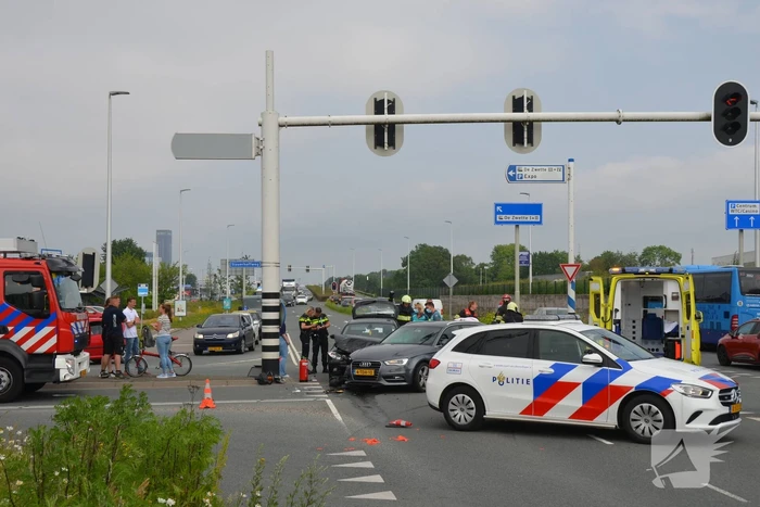 Auto's botsen op kruising