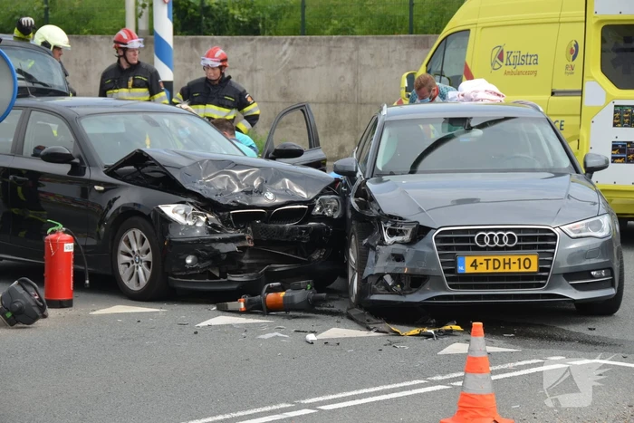 Auto's botsen op kruising