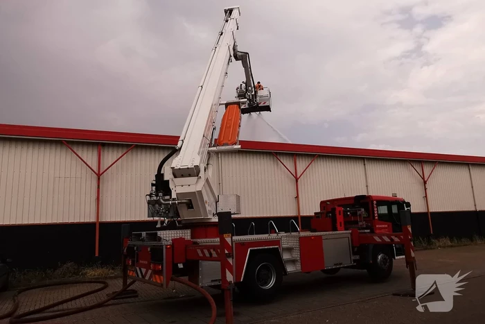 Brandweer koelt dak van GGD vaccinatielocatie
