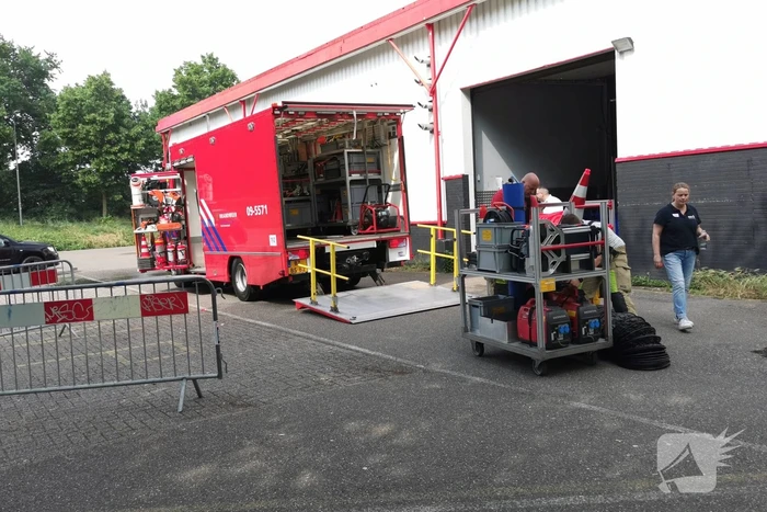 Brandweer koelt dak van GGD vaccinatielocatie