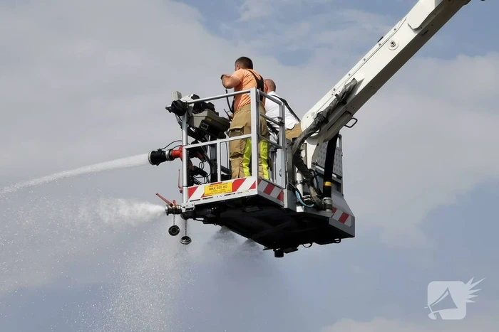 Brandweer koelt dak van GGD vaccinatielocatie