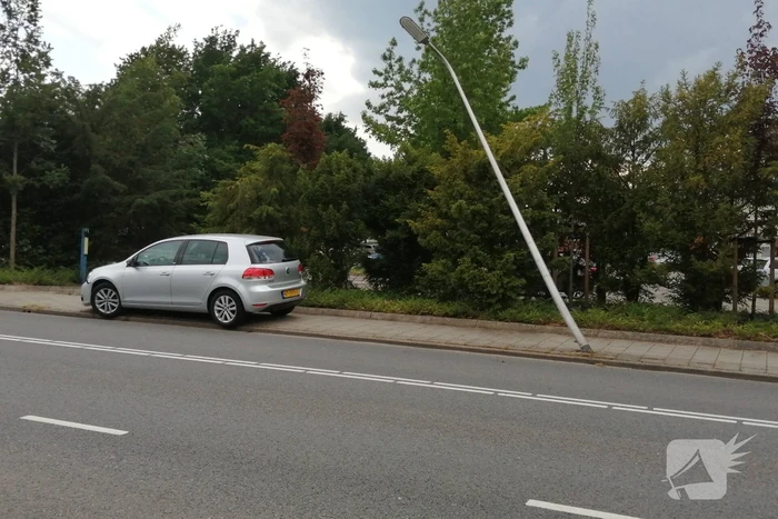 Auto botst op paal en krijgt klapband