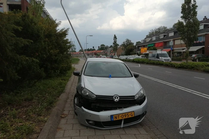 Auto botst op paal en krijgt klapband