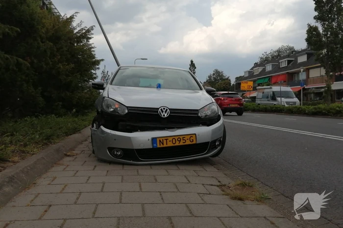 Auto botst op paal en krijgt klapband