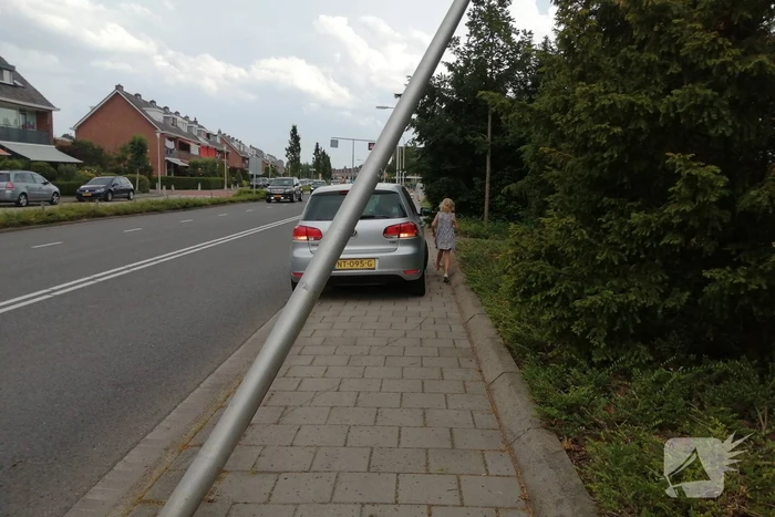 Auto botst op paal en krijgt klapband