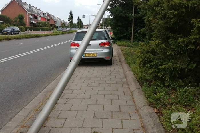 Auto botst op paal en krijgt klapband