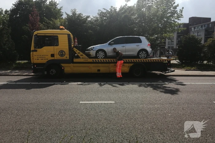 Auto botst op paal en krijgt klapband