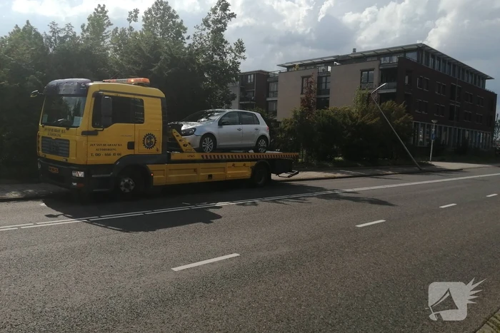 Auto botst op paal en krijgt klapband