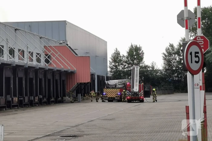 Brandweer blust brand in groot industriepand
