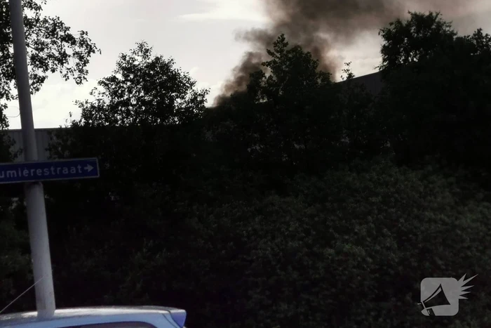 Brandweer blust brand in groot industriepand
