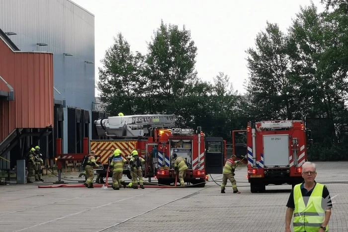 Brandweer blust brand in groot industriepand