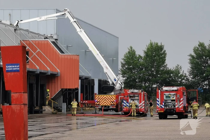 Brandweer blust brand in groot industriepand