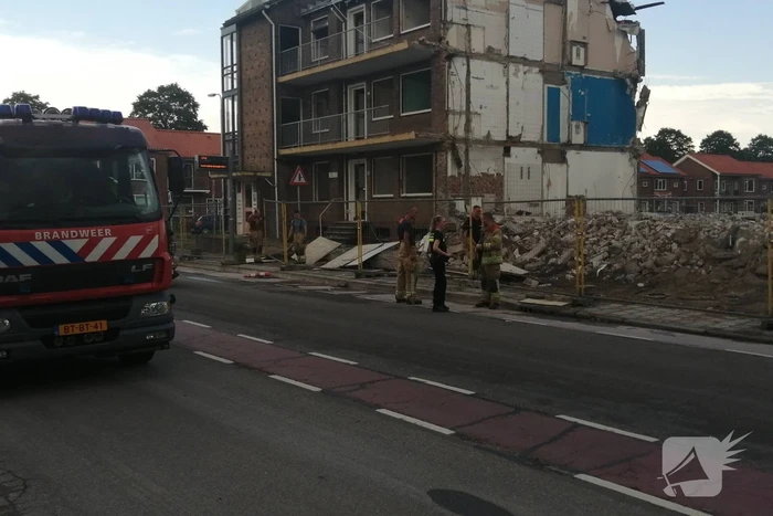 Brandweer zet hekken rechtop na windvlaag