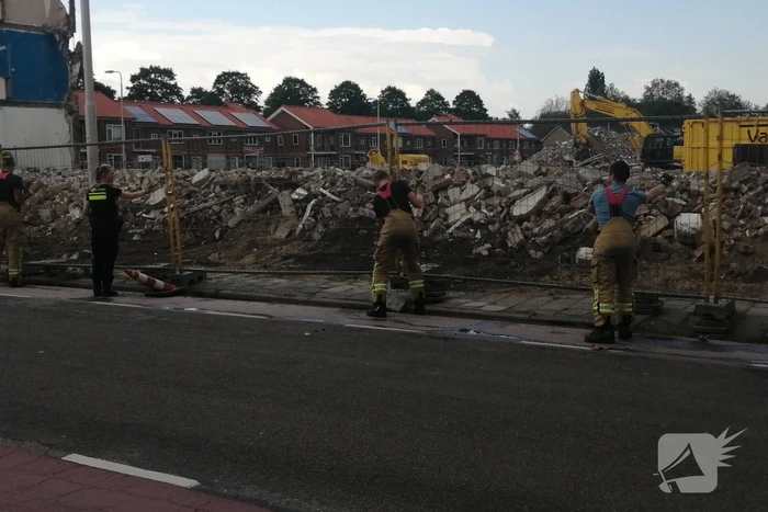 Brandweer zet hekken rechtop na windvlaag
