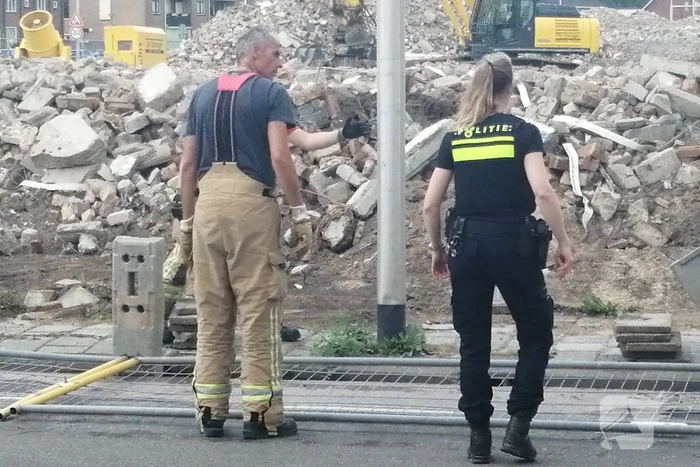 Brandweer zet hekken rechtop na windvlaag