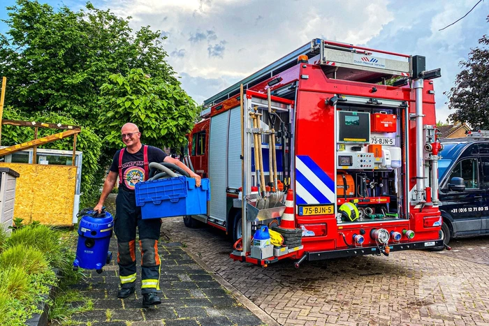 Brandweer helpt met leegpompen van onderwater gelopen woning
