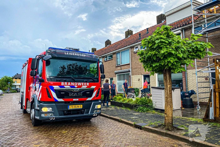 Brandweer helpt met leegpompen van onderwater gelopen woning