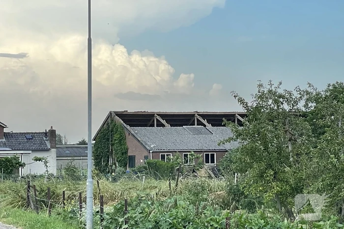 Dak van schuur ingestort door windvlaag