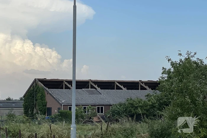 Dak van schuur ingestort door windvlaag