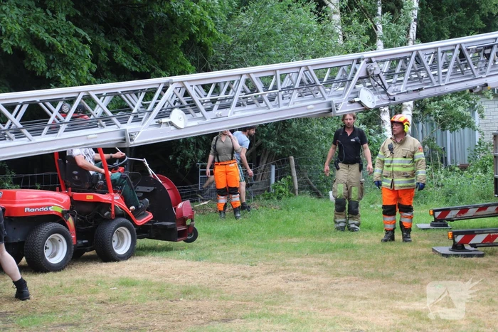 Brandweer verwijdert gevaarlijk staande boom