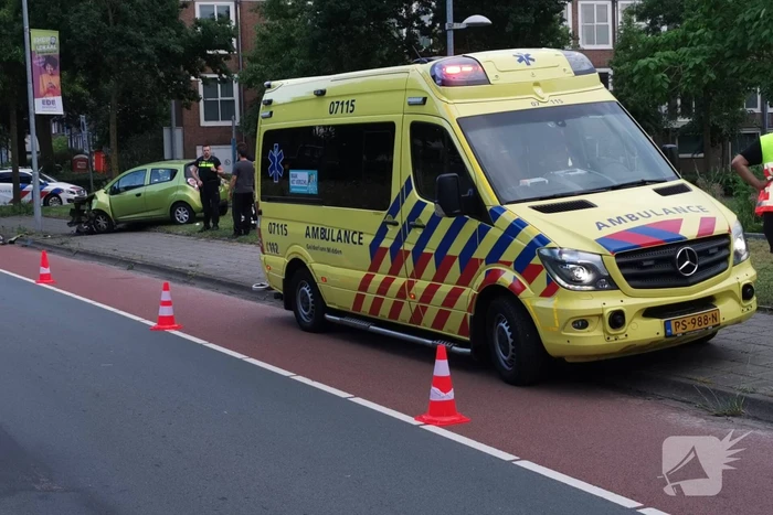 Bestuurster botst met personenauto tegen lantarenpaal