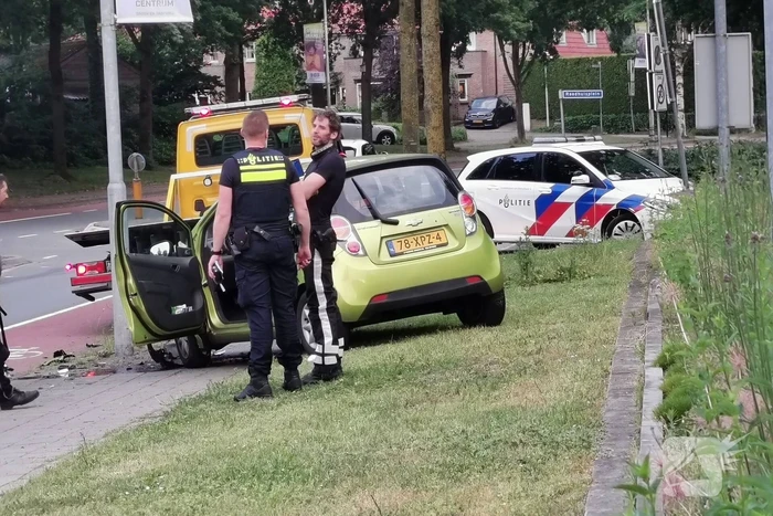 Bestuurster botst met personenauto tegen lantarenpaal