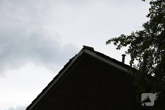 Brandweer doet nacontrole na vermoedelijke brand in dak