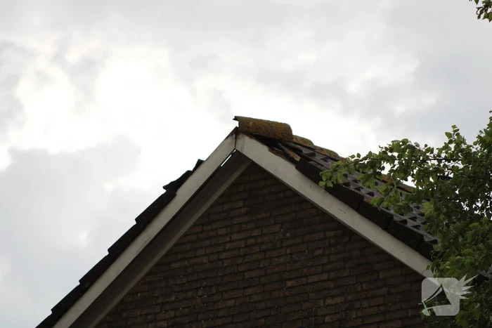 Brandweer doet nacontrole na vermoedelijke brand in dak