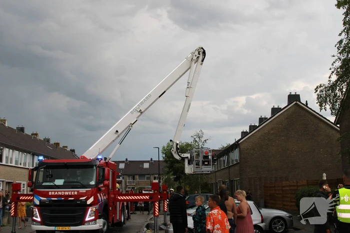 Brandweer doet nacontrole na vermoedelijke brand in dak