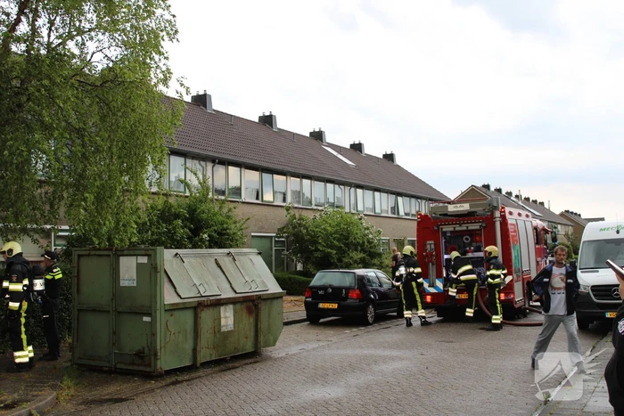 Brandweer doet nacontrole na vermoedelijke brand in dak