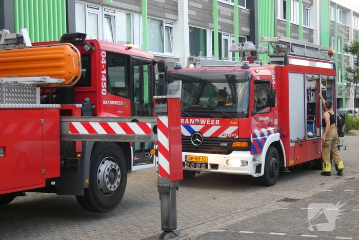Boom valt om naast appartementencomplex