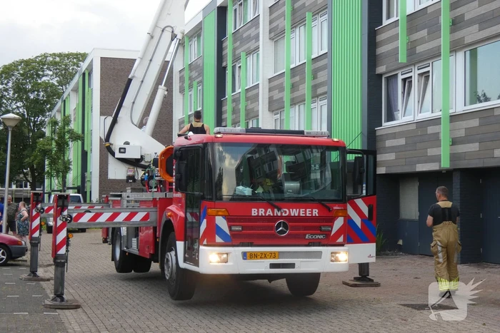 Boom valt om naast appartementencomplex