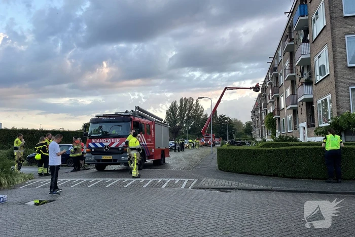 Hulpdiensten ontruimen flat door afgewaaid dak