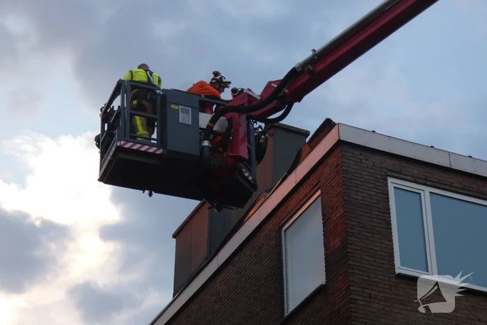 Hulpdiensten ontruimen flat door afgewaaid dak