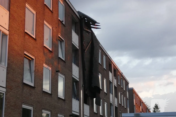 Hulpdiensten ontruimen flat door afgewaaid dak