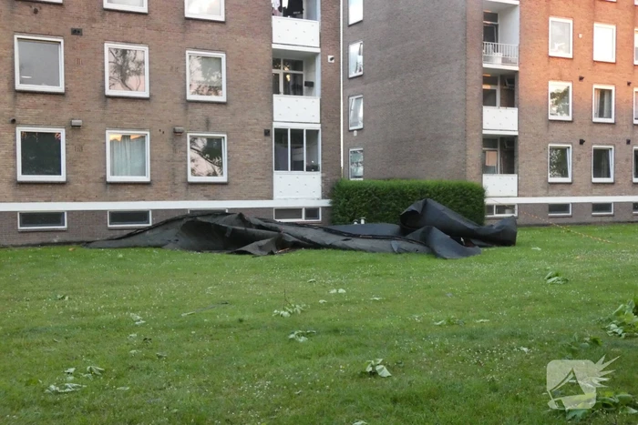 Hulpdiensten ontruimen flat door afgewaaid dak