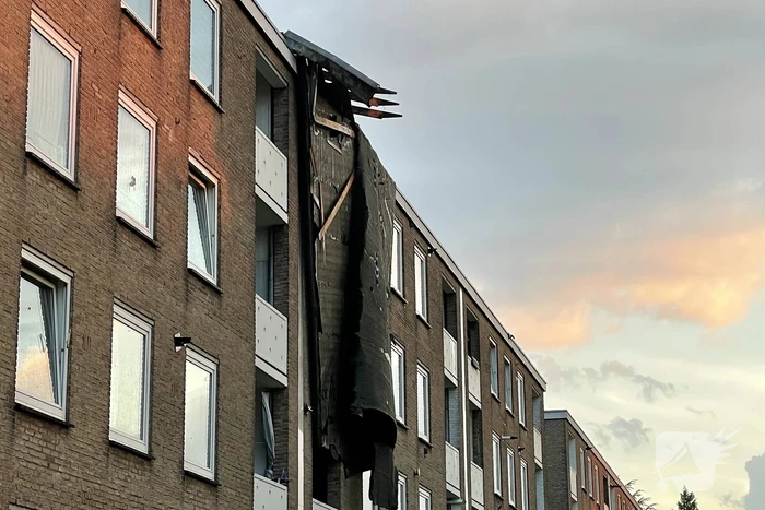 Hulpdiensten ontruimen flat door afgewaaid dak