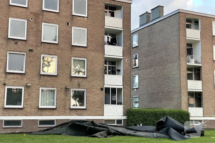 Hulpdiensten ontruimen flat door afgewaaid dak