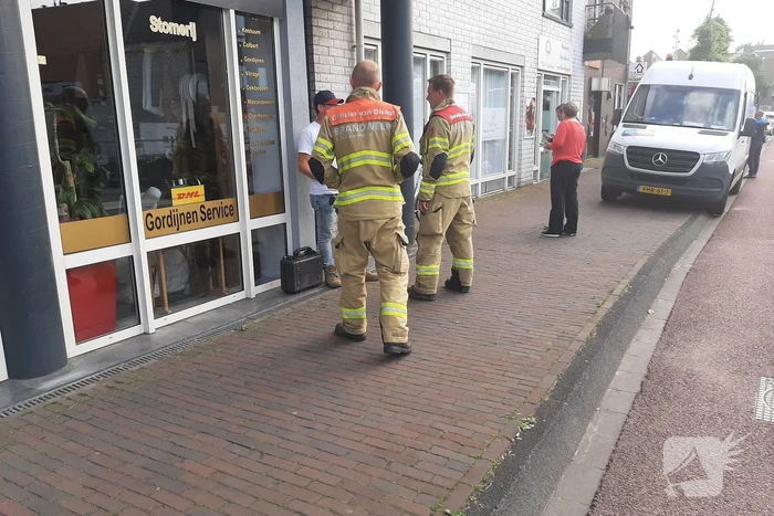 Brandweer verricht metingen door gaslucht