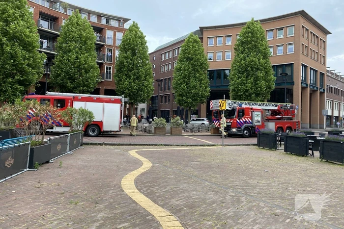 Brandweer verricht onderzoek door rookontwikkeling in parkeergarage